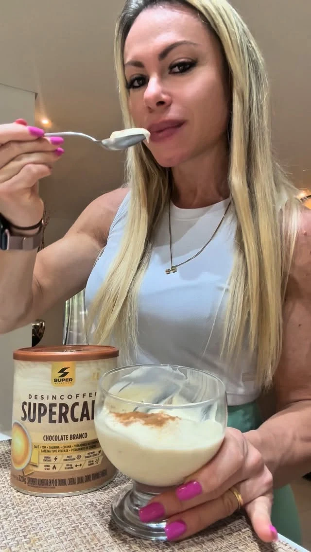 Michele com uma sobremesa e uma lata de SuperCafé Desinchá