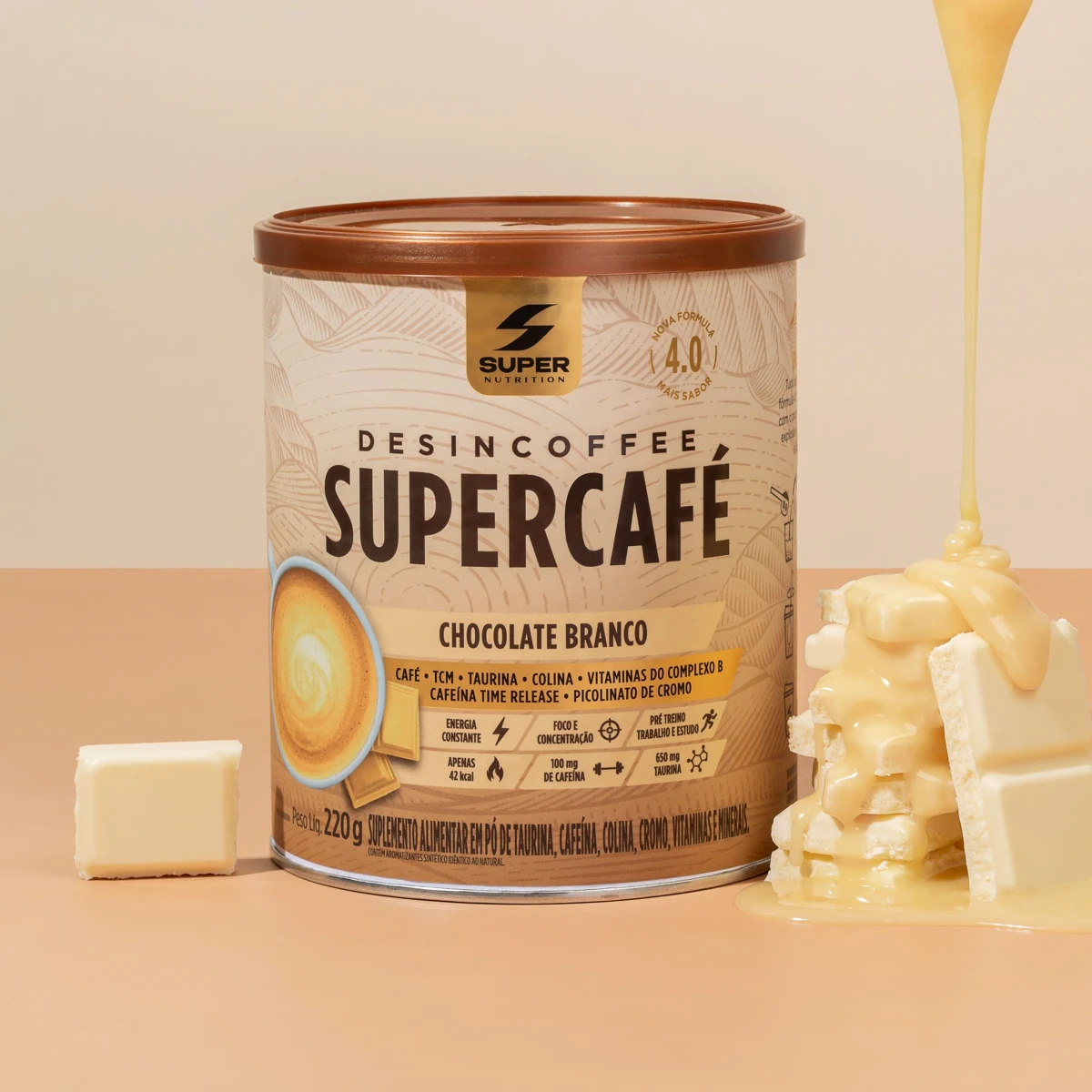 Lata de SuperCafé Chocolate Branco em cenário com pedaços de chocolate branco, foto oficial